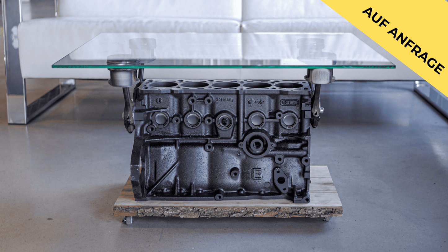Industrieller Motorblock Tisch aus einem Reihen-5-Zylinder-Motor – handgefertigt mit originalen Motorteilen und gehärteter Glasplatte