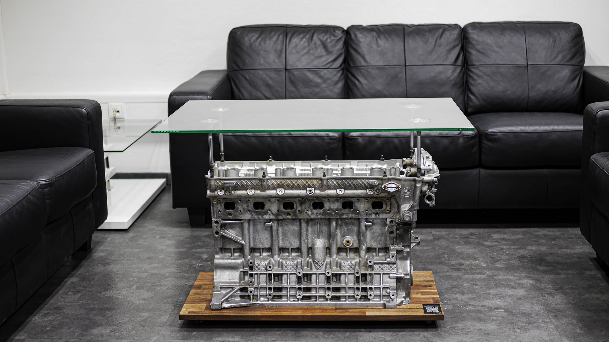 Motortisch - Reihe 6 Zylinder BMW. Couchtisch aus einem echten BMW Motorblock mit Echtholz-Bodenplatte. Spezialanfertigung mit Zylinderkopfdichtung.