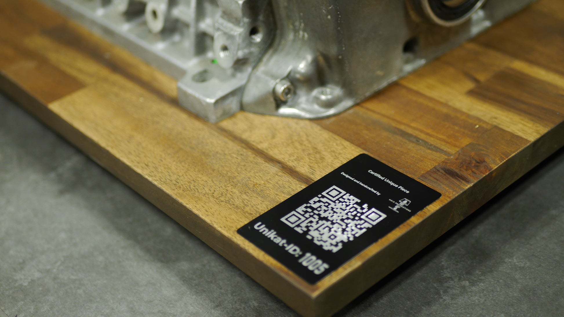 Detailaufnahme der Bodenplatte des Couchtisch aus einem BMW-Motorblock.