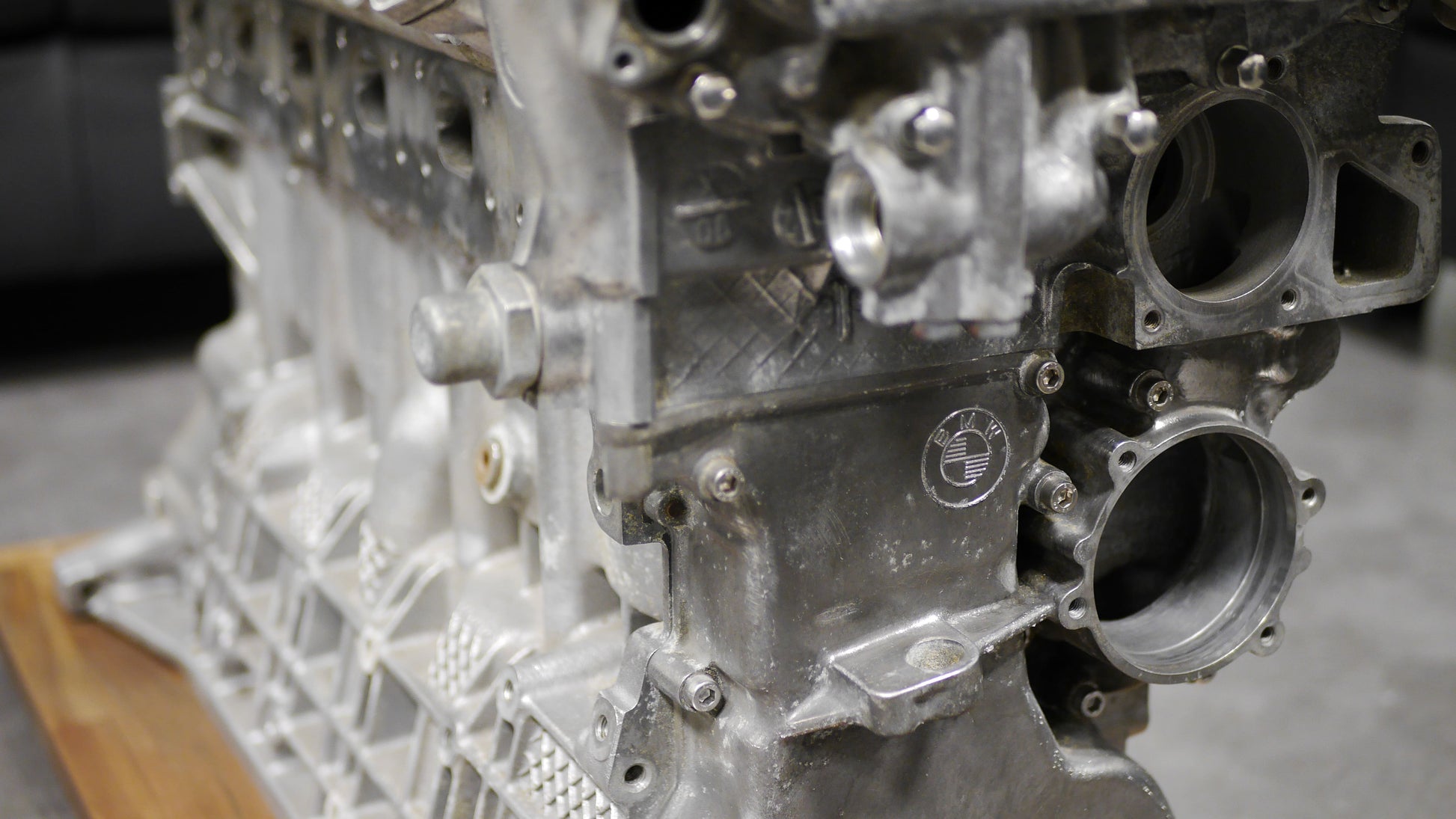 Detailaufnahmen des BMW-Logos eines Motorblock-Tischs. Der Couchtisch wird von der Seite gezeigt.