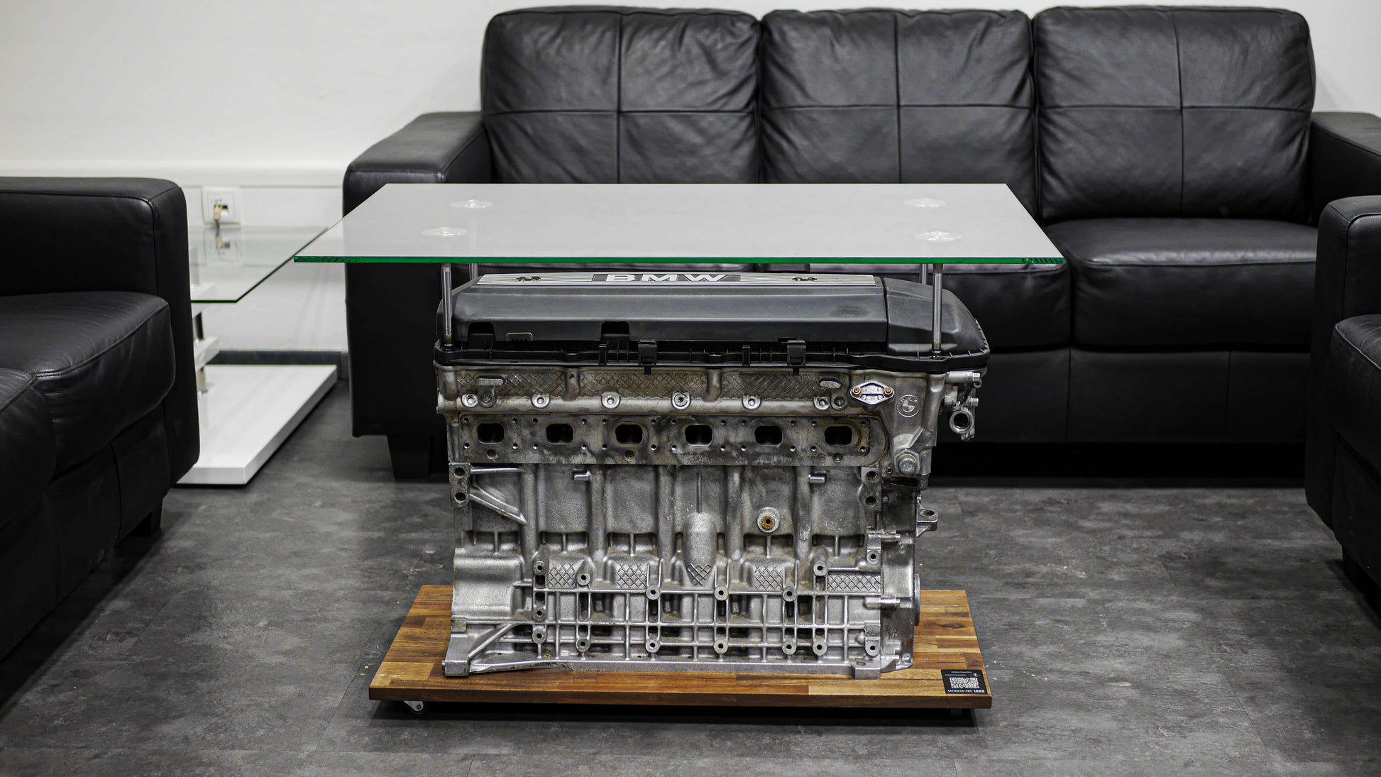 Motorblock-Tisch von BMW in der Farbe Silber mit Zylinderkopfdichtung. Tisch aus Autoteilen mit einer Bodenplatte aus Echtholz.