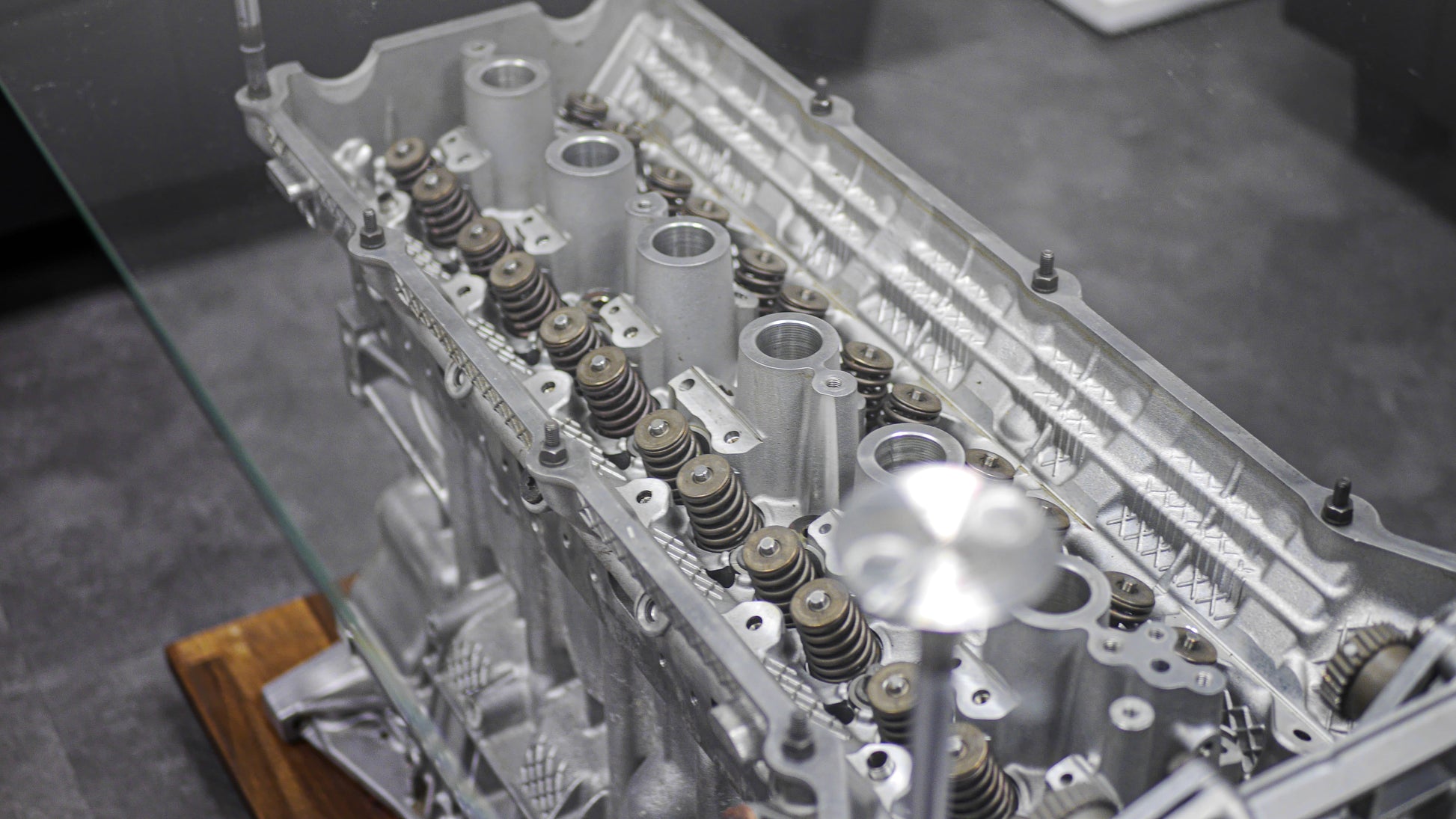 Motorblock-Tisch von BMW als Couchtisch in der Farbe Silber. Tisch aus Autoteilen mit Detailaufnahme der Zylinderköpfe.