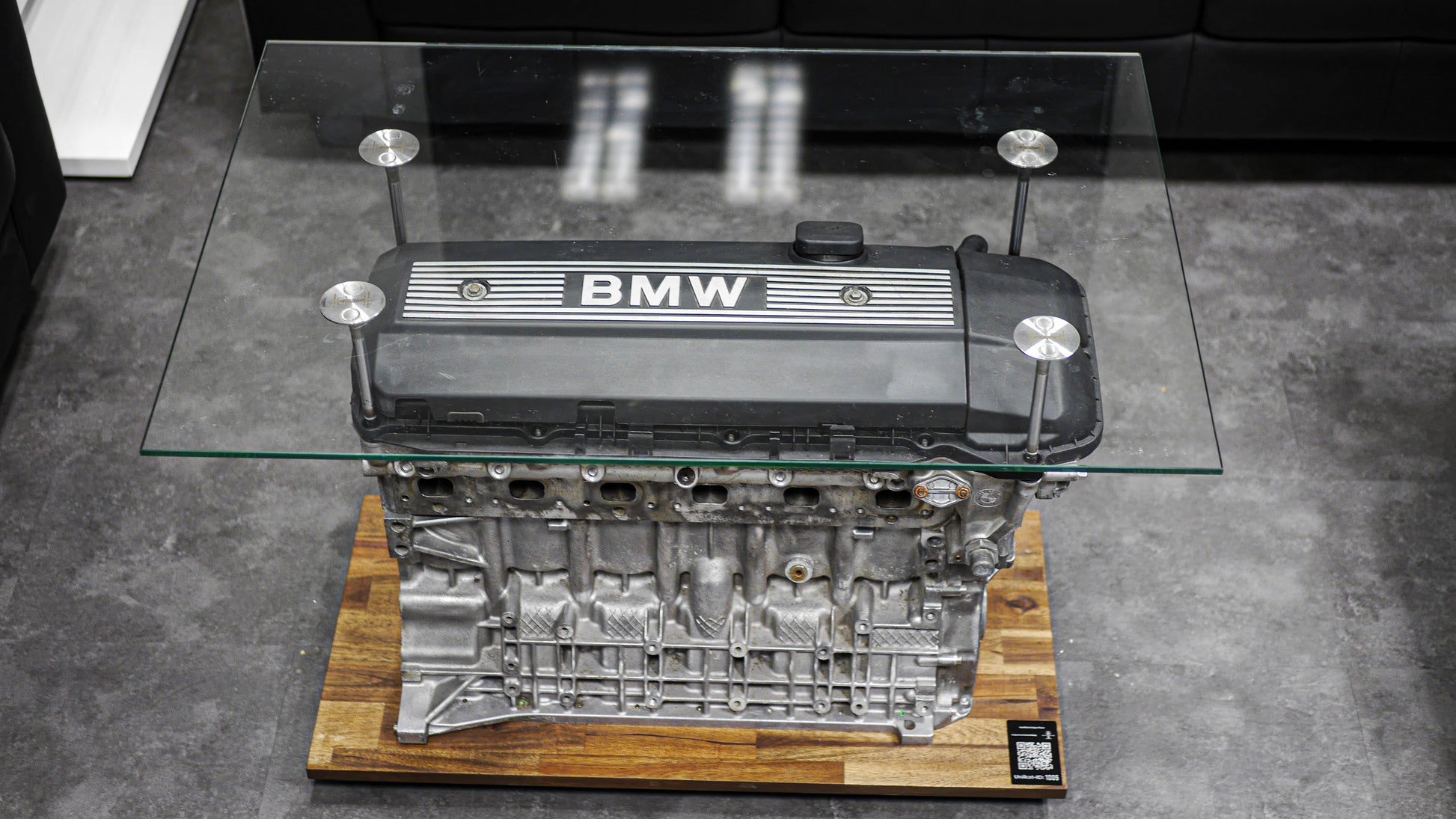 Motorblock-Tisch von BMW mit Zylinderkopfdichtung und BMW Abdeckung. Tisch aus Autoteilen in der Ansicht von oben.