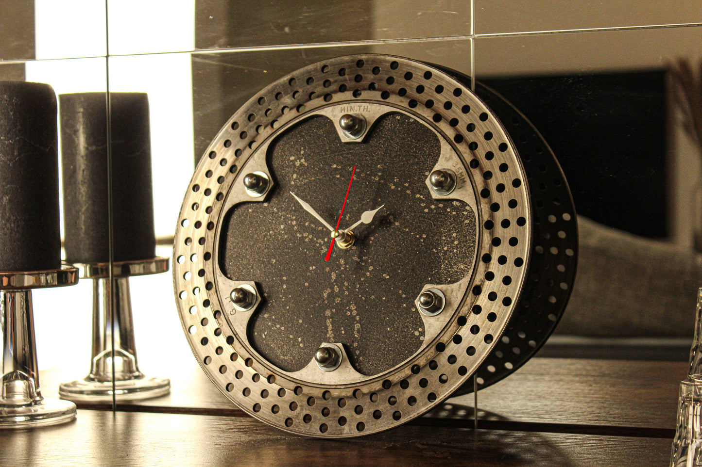 Das innere der Uhr ist in einem speziellen Asphaltlook gehalten und gibt der Uhr ein dynamisches Design. Das Design im Industrial Stil sorgt für einen Used - Look.