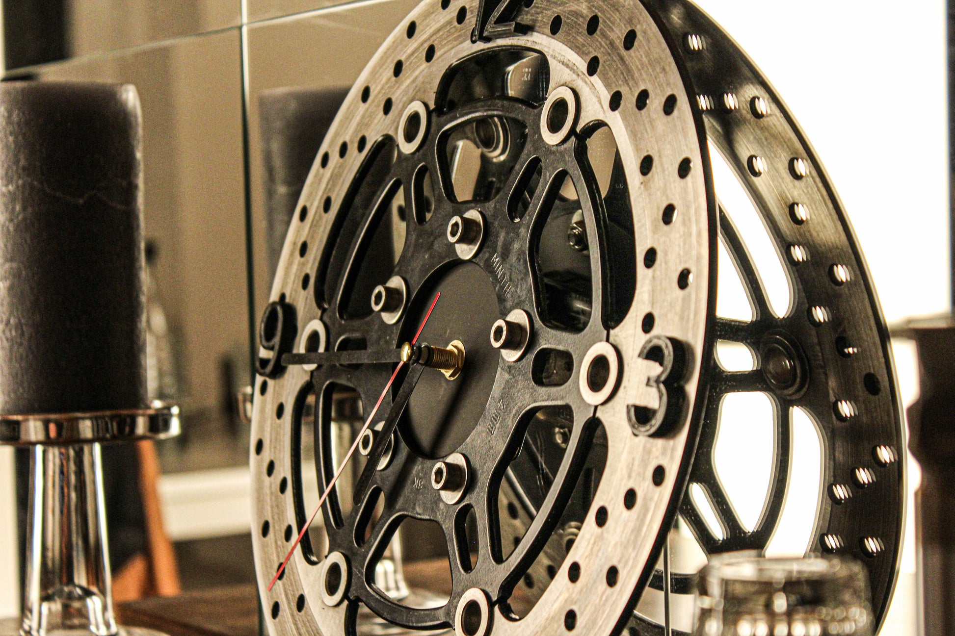 Bremsscheibenuhr - Motorrad (Black Edition 2.0) - Mortal Engines Interior Design