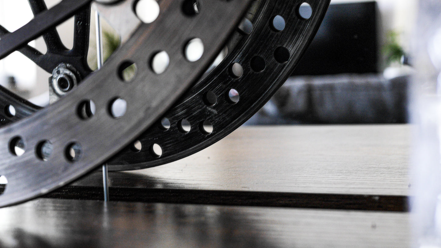 Detailaufnahme der Motorrad Bremsscheibe. Gründlich gereinigt und hergerichtet.