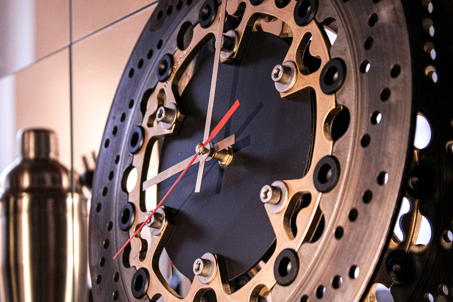 Designer-Wanduhr aus Motorrad-Bremsscheibe – Motorsport-Ästhetik für Garage, Wohnzimmer oder Büro