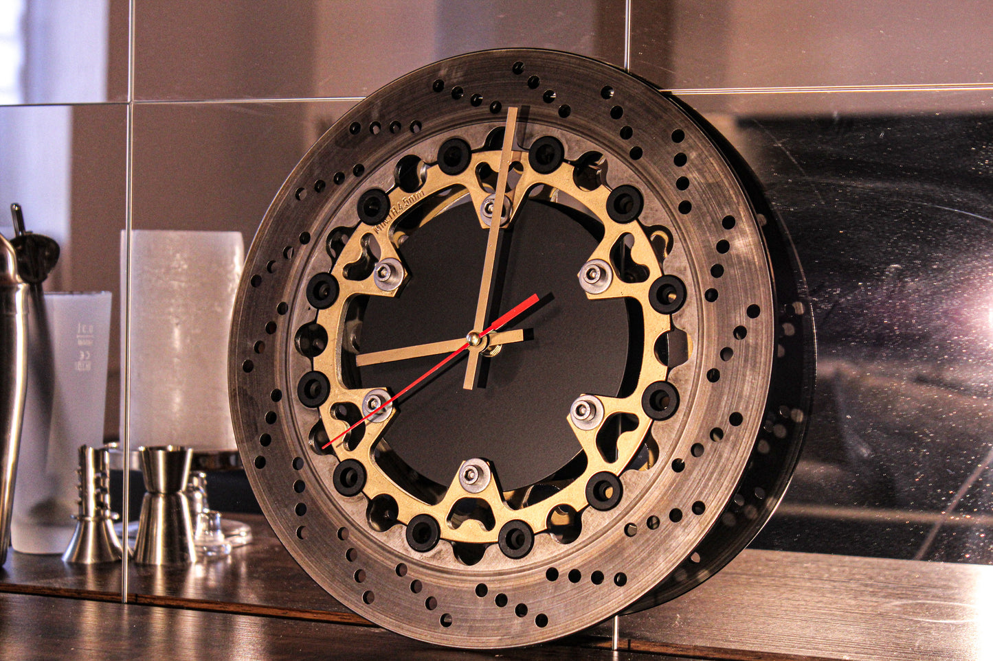 Handgefertigte Upcycling-Uhr aus einer originalen Bremsscheibe – Nachhaltiges Wohndesign mit Rennsport-Flair