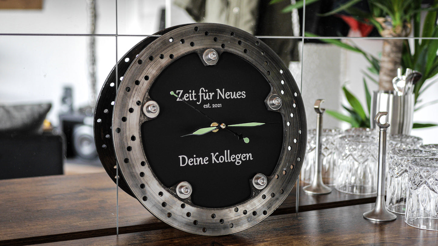 Einzigartige Upcycling-Wanduhr aus einer echten Motorrad-Bremsscheibe mit individualisierbarem Ziffernblatt.