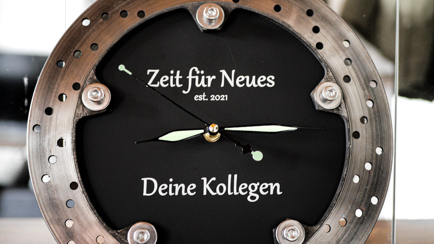 Nahaufnahme einer personalisierbaren Wanduhr aus echten Motorrad-Teilen. Geschenkmöglichkeiten für Kollgegen.