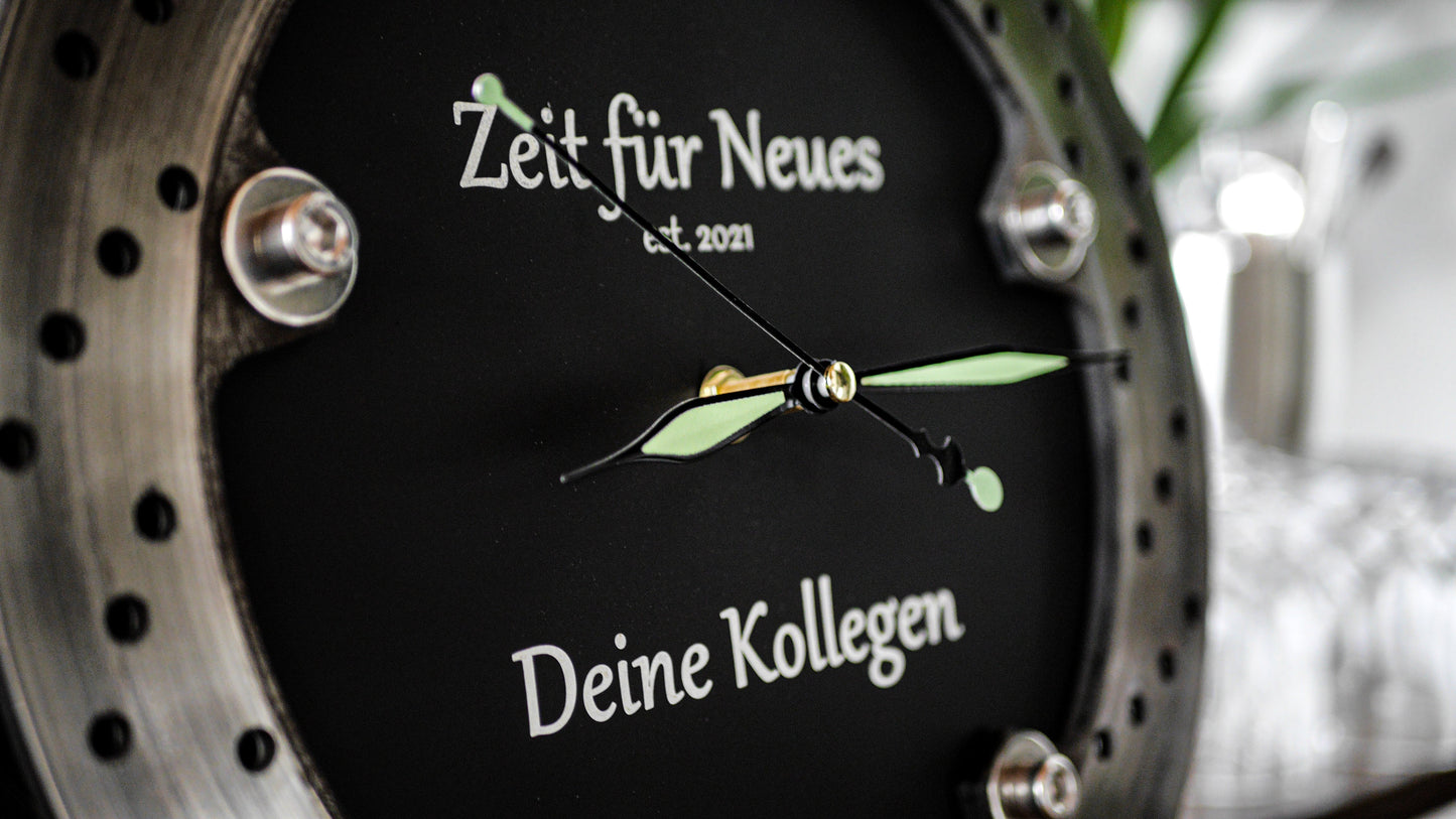 Personalisierbare Wanduhr aus einer Motorrad-Bremsscheibe. Perfektes Geschenk für Motorradfans, Schrauber und Designliebhaber.