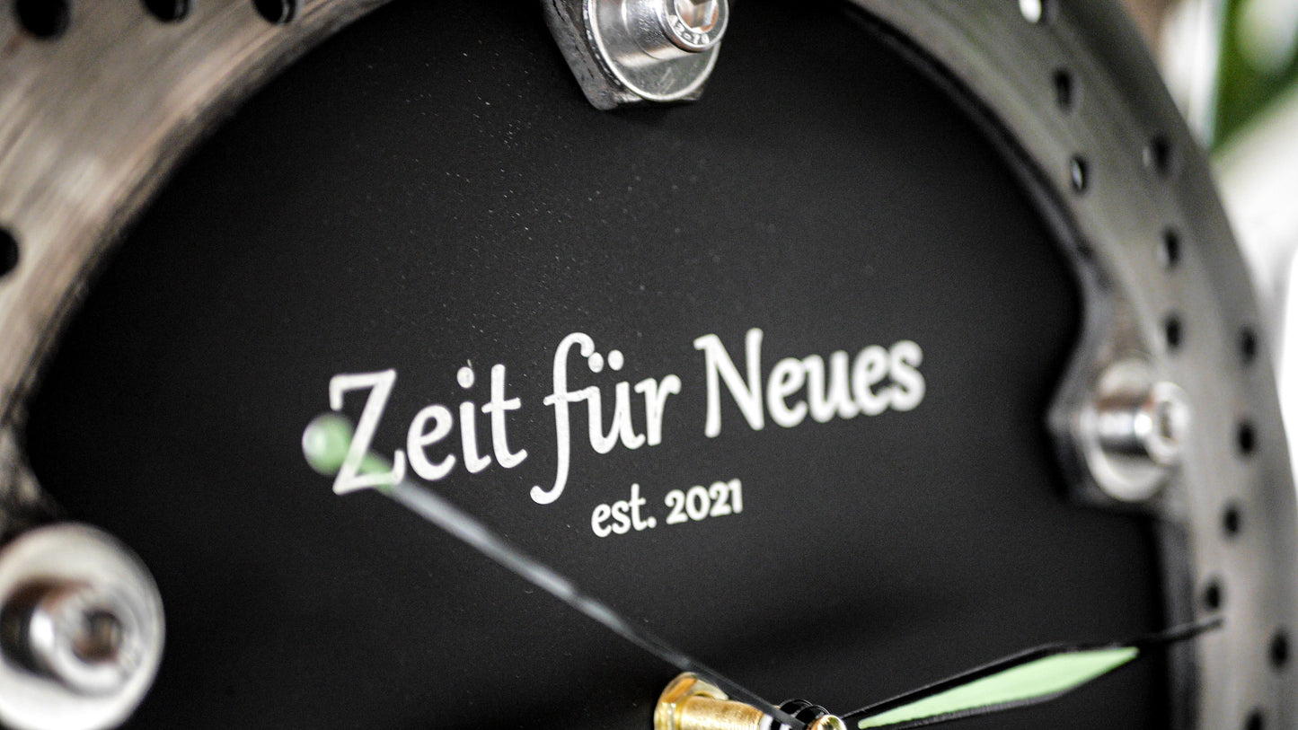 Detailaufnahme eines personalisierbaren Text auf der Bremsscheiben-Uhren. Echte Motorradbremsscheibe.