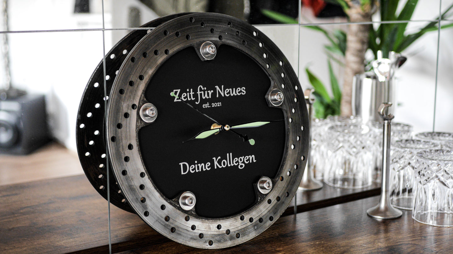Personalisierbare Wanduhr aus Motorrad-Bremsscheibe – individuelles Geschenk für Biker.