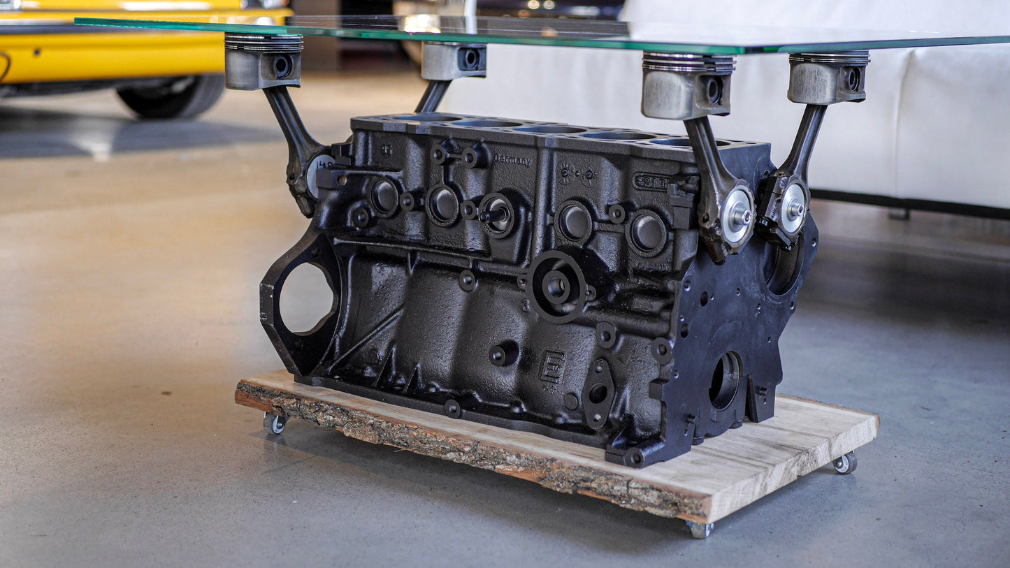 Motorblock Tisch aus einem 5-Zylinder-Motor mit stabiler Holzplatte als Basis – einzigartiges Möbelstück für Car-Enthusiasten