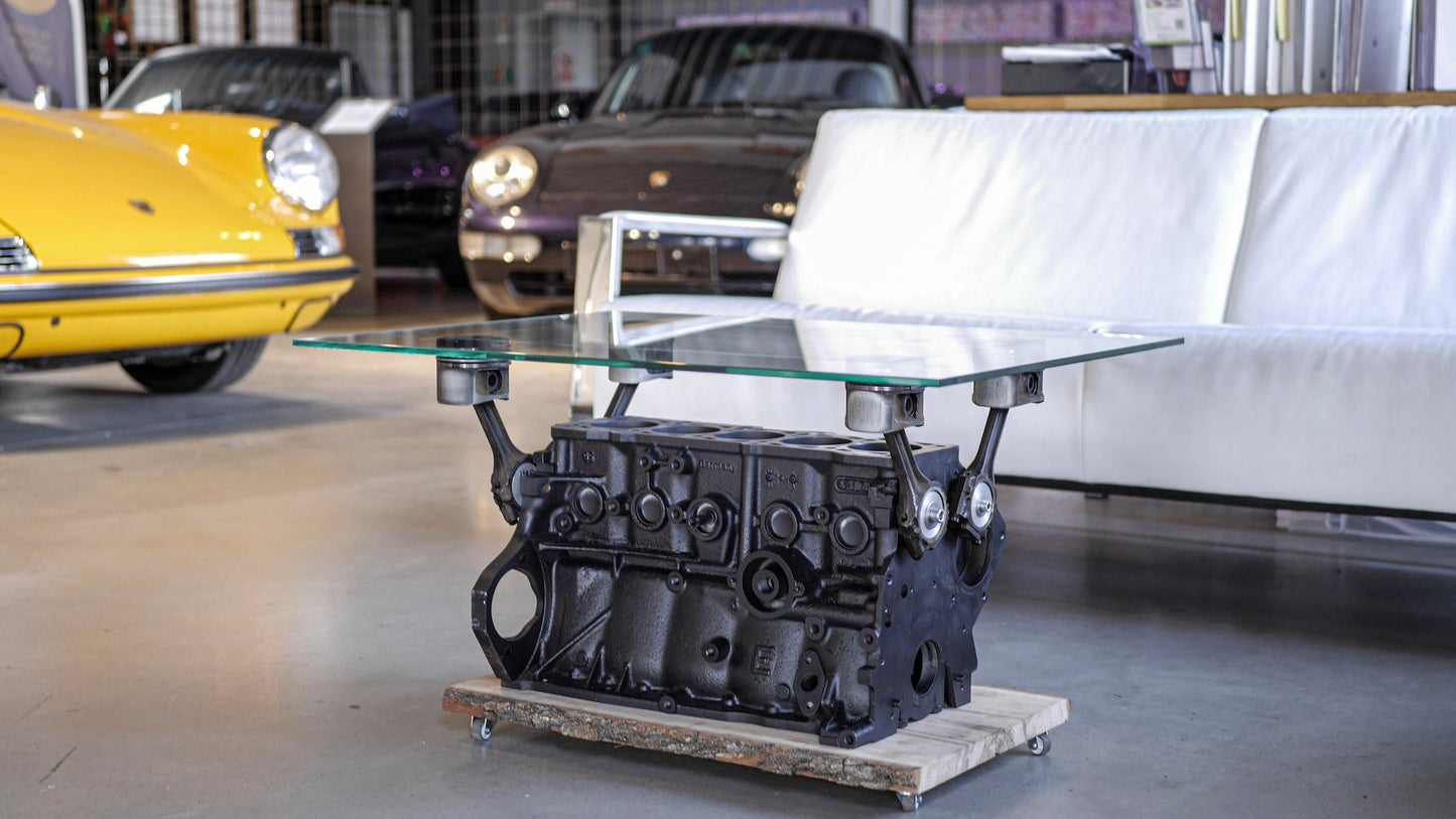 Motorblock Tisch aus einem Reihen-5-Zylinder-Motor in einem modernen Wohnraum – perfektes Industrial-Design für Auto- und Motorsportliebhaber