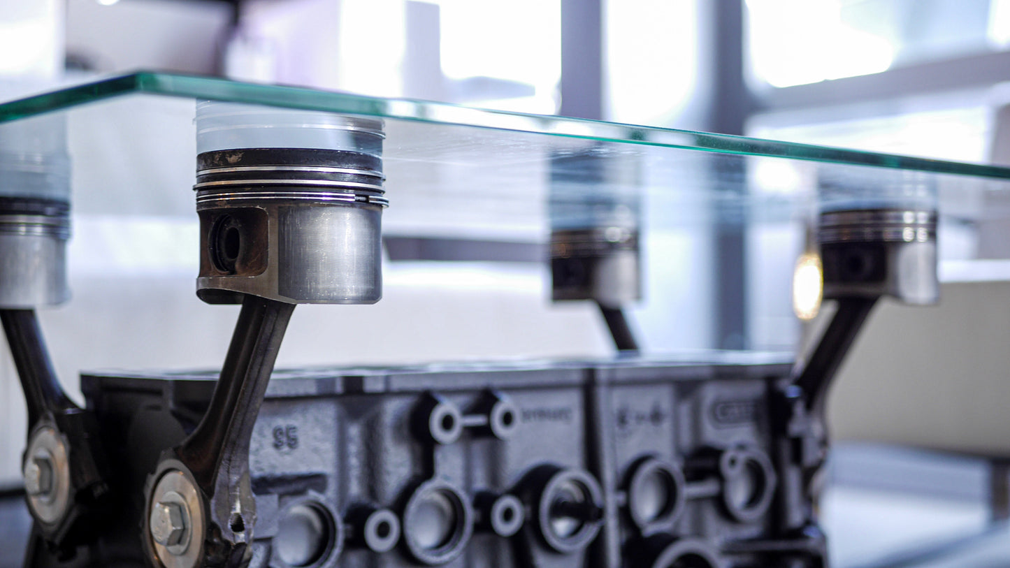 Detailaufnahme der originalen Kolben eines Motorblock Tischs – robuste und stilvolle Trageeinheit für ein einzigartiges Industrial-Design