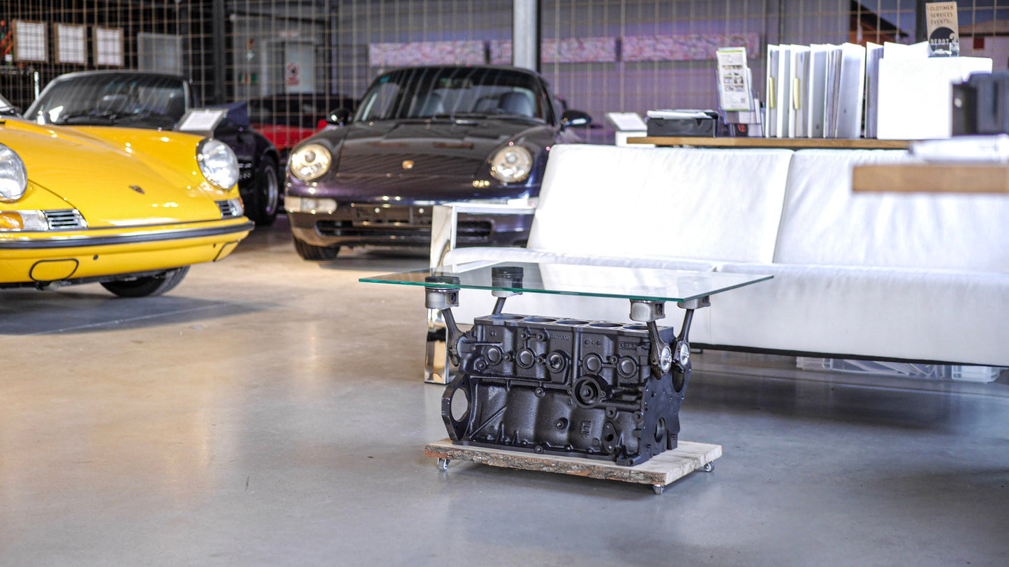 Handgefertigter Motorblock Tisch mit Kolben-Tischbeinen und Glasplatte – individuelles Upcycling-Design aus einem 5-Zylinder-Motorblock.