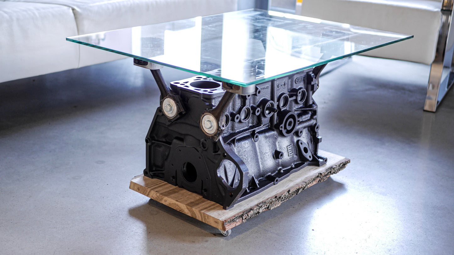 Schrägansicht auf den Motorblock-Tisch von VW in Schwarz. Die Bodenplatte ist aus Echtholz.