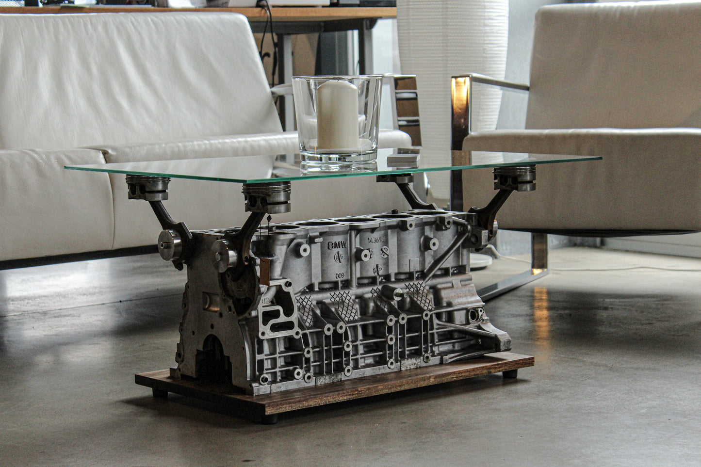 Hochwertiger Motorblock Tisch aus einem BMW Motor – handgefertigtes Upcycling-Möbel mit Glasplatte, ideal für modernes Industrial-Design.