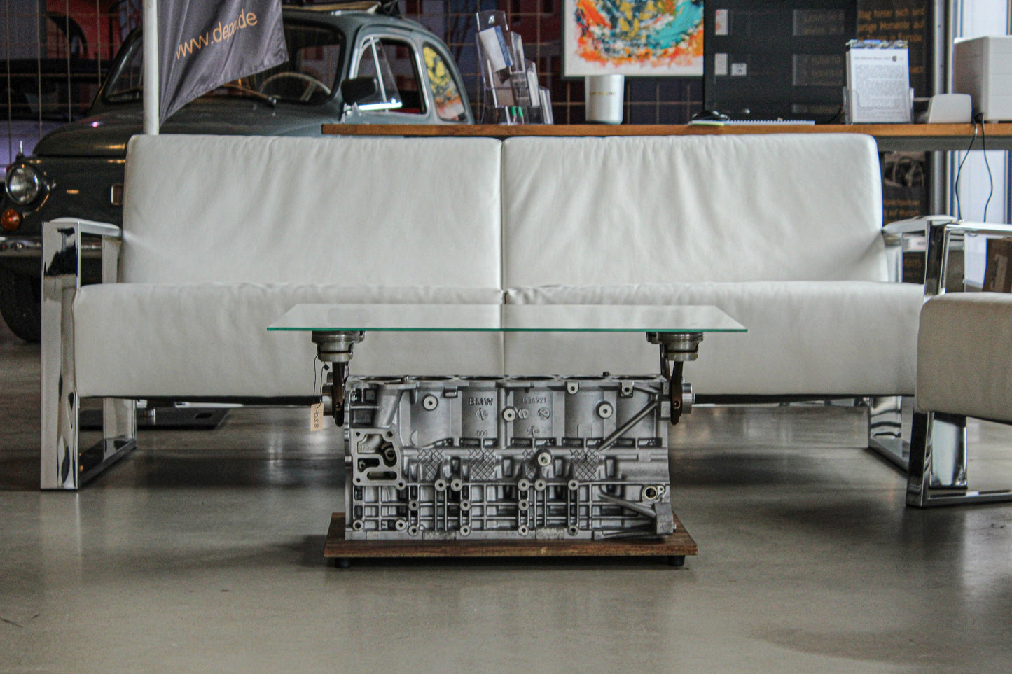 Industrieller Motorblock Tisch aus BMW Motor mit Glasplatte – perfektes Upcycling-Möbel für moderne Wohnräume oder Auto-Lounges.