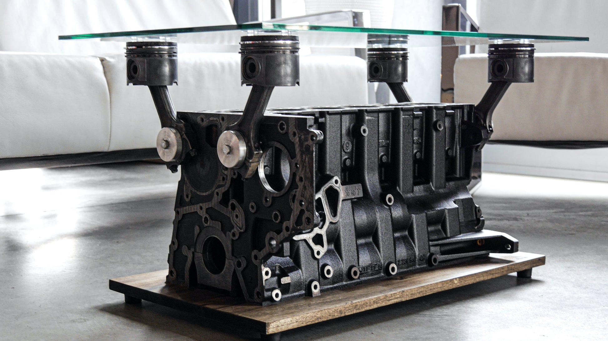 Motortisch - Reihe 6 Zylinder (BMW, Grauguss) | Couch - Beistelltisch - Mortal Engines Interior Design