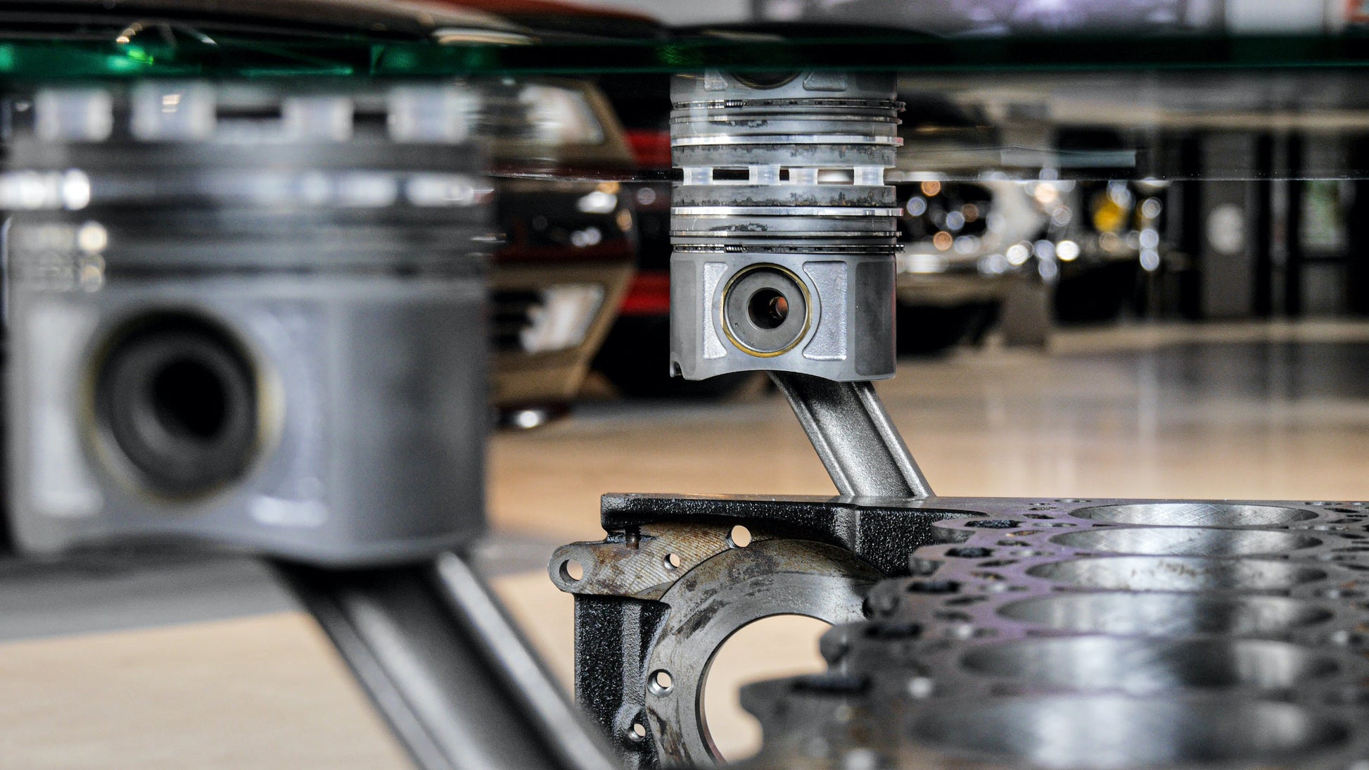 Motortisch - Reihe 6 Zylinder (BMW, Grauguss) | Couch - Beistelltisch - Mortal Engines Interior Design