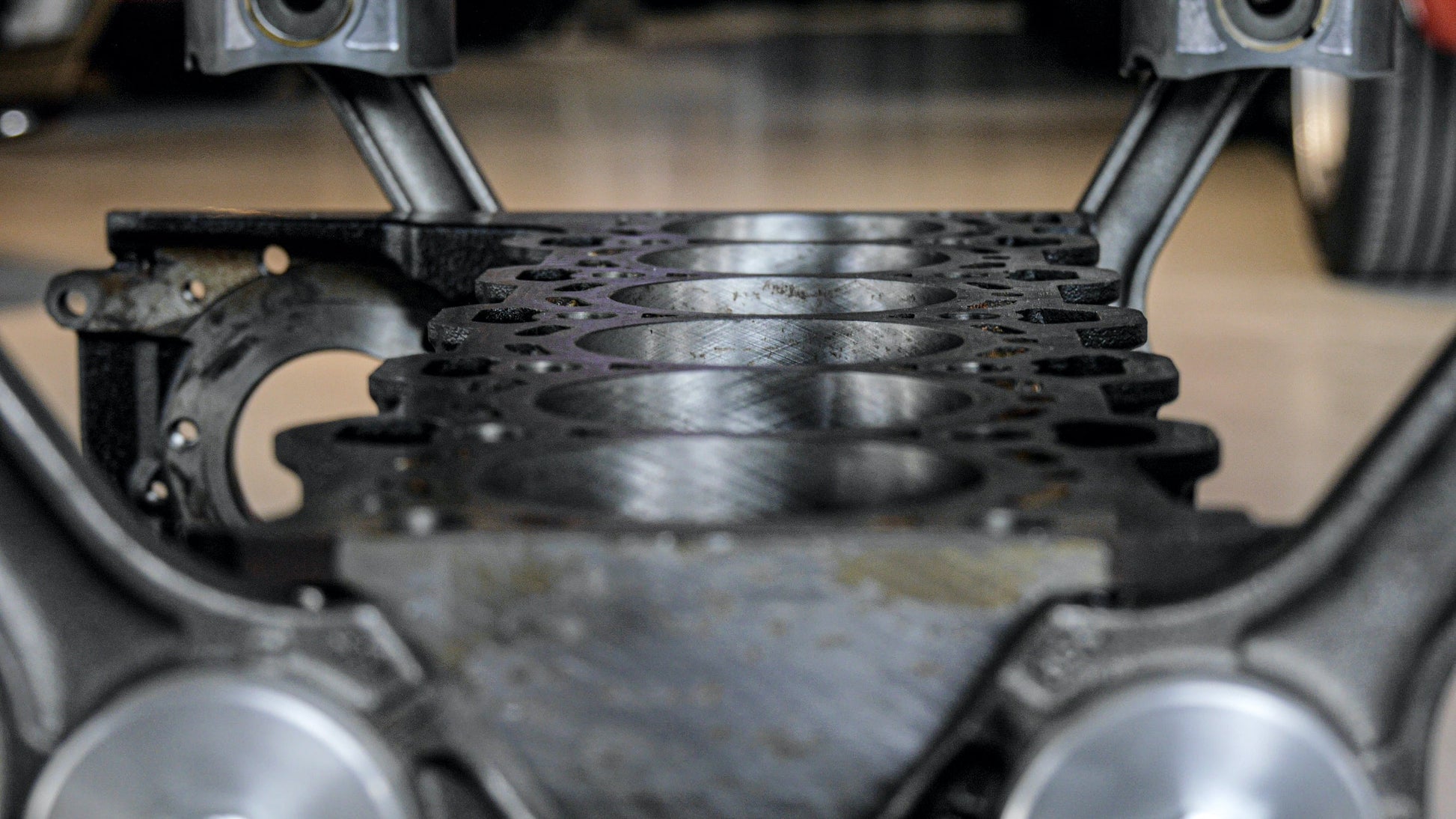 Motortisch - Reihe 6 Zylinder (BMW, Grauguss) | Couch - Beistelltisch - Mortal Engines Interior Design