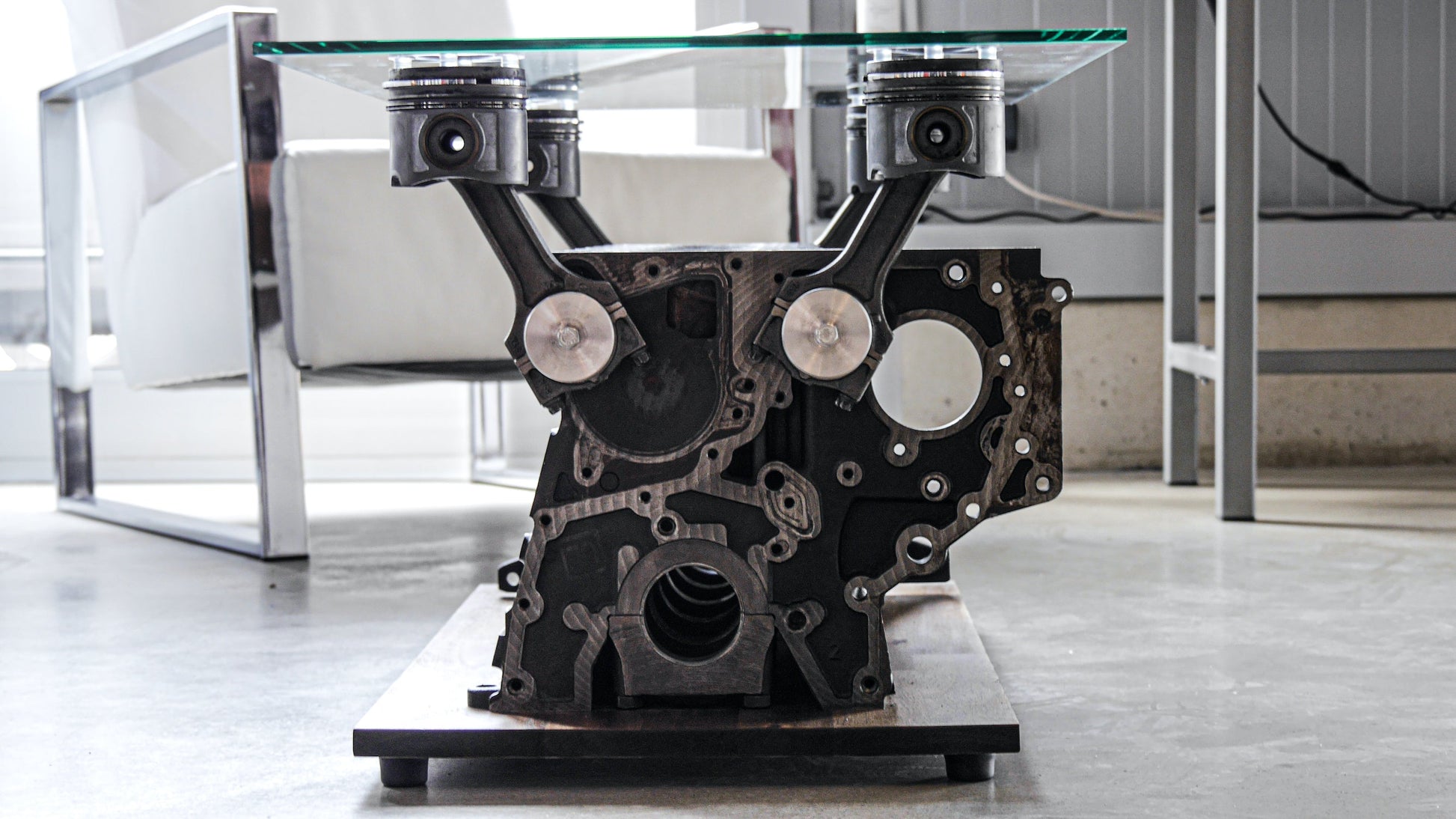 Motortisch - Reihe 6 Zylinder (BMW, Grauguss) | Couch - Beistelltisch - Mortal Engines Interior Design