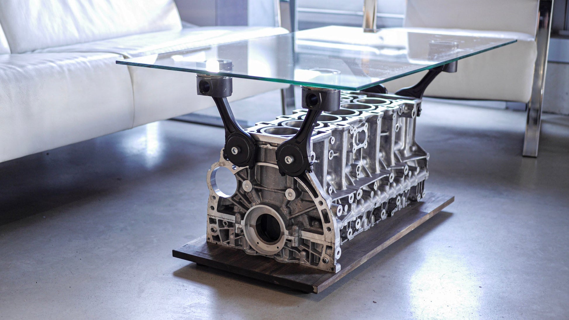 Detailaufnahme des massiven Aluminium-Motorblocks mit perfekt verarbeiteten Kolben als Tischfüße