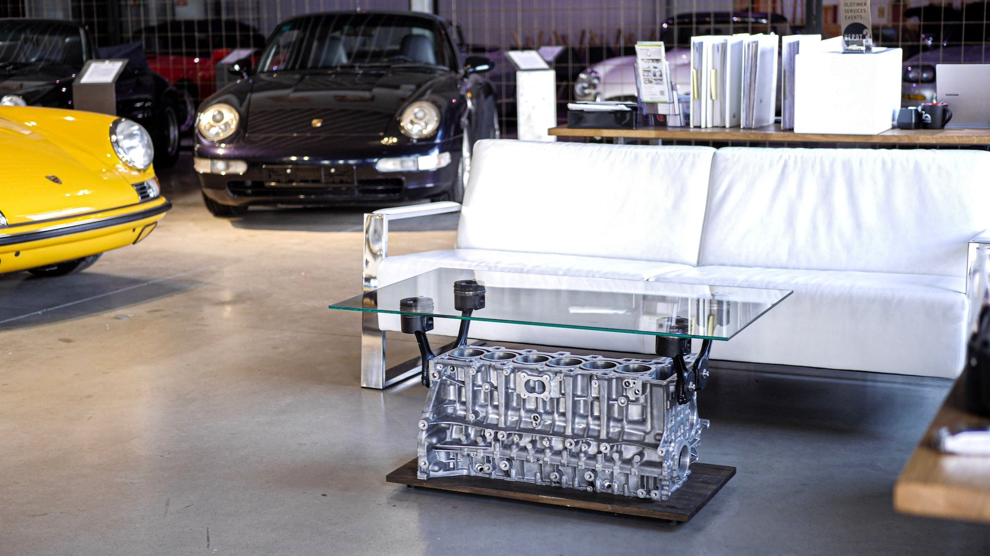 Industrial-Design Couchtisch mit originalem BMW 6-Zylinder Motorblock als Basis und Glasplatte als Oberfläche