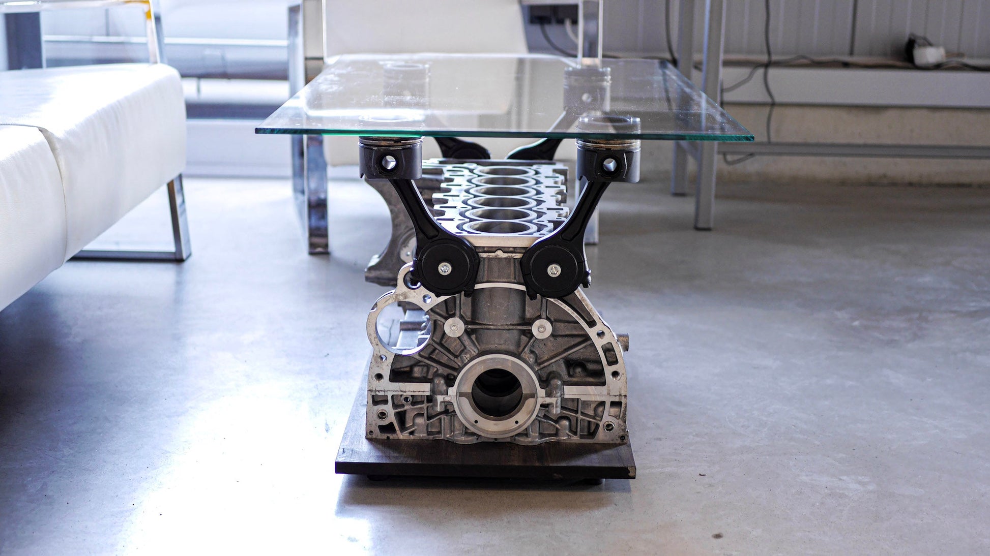 Kombination aus recyceltem Automobilbau und edlen Materialien für ein einzigartiges Möbelstück mit Motorsport-Charakter