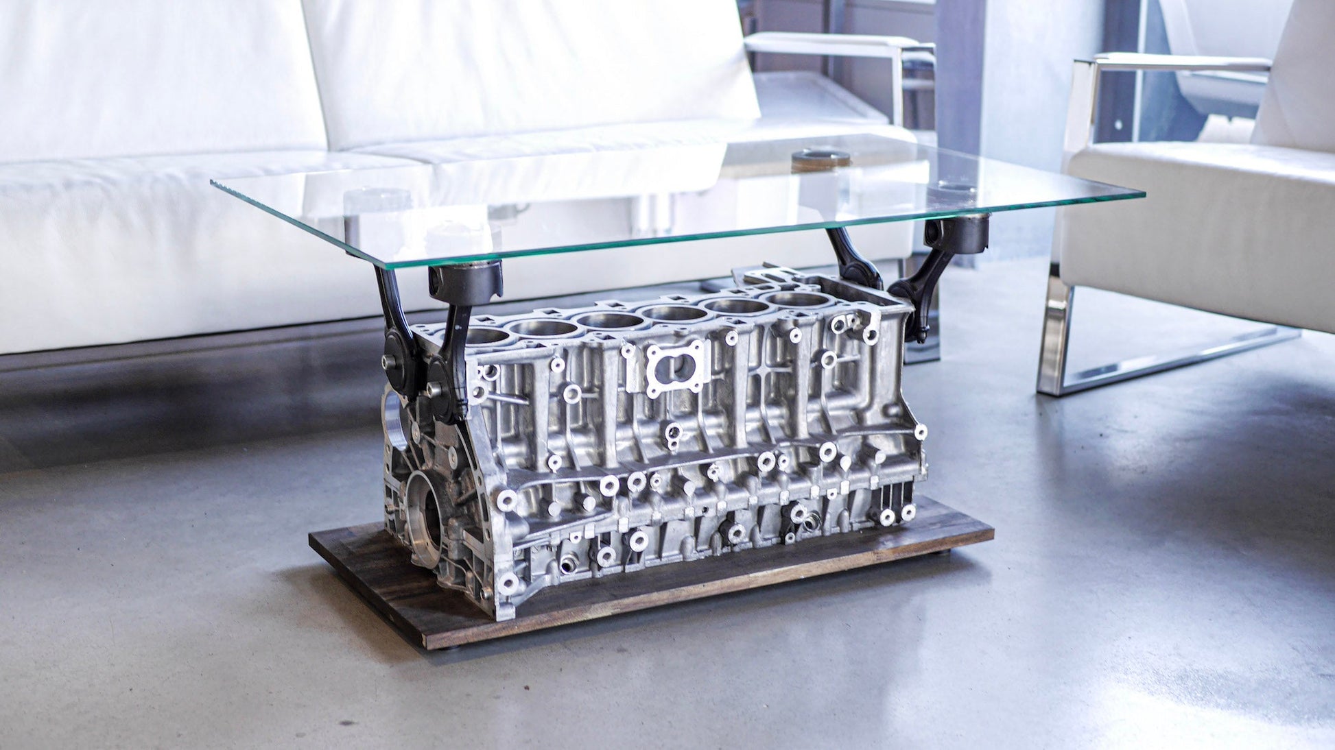 Die präzise bearbeiteten Oberflächen und die metallisch glänzende Optik machen diesen Motortisch zu einem einzigartigen Statement-Piece