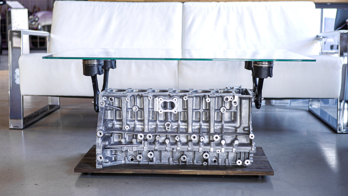Stilvoller Motorblock-Couchtisch mit aufgesetzter Glasplatte, ideal für Autoliebhaber und Design-Enthusiasten.