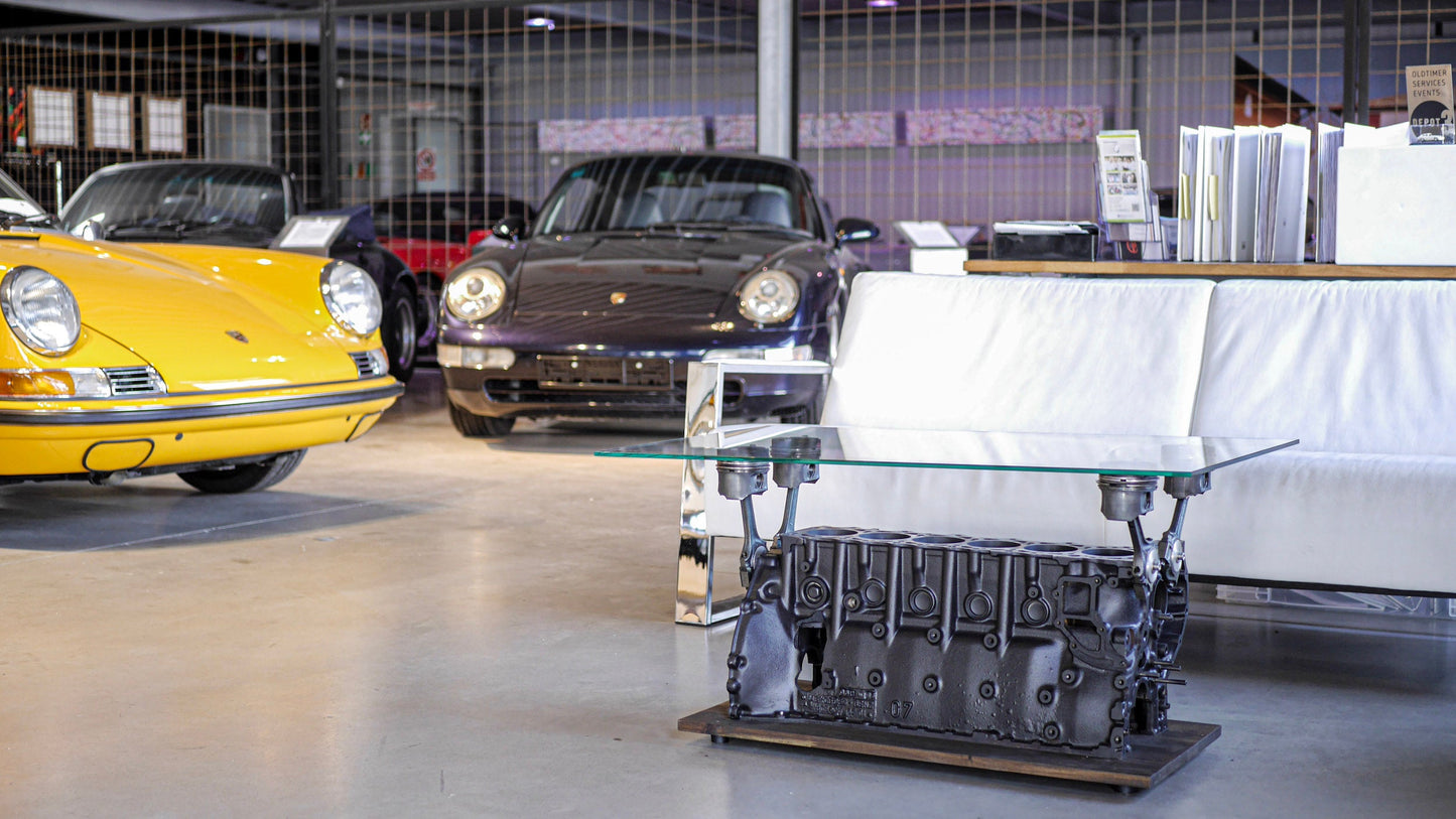 Industrial-Style Möbelstück mit restauriertem Motorblock, ideal als Statement-Piece für Liebhaber klassischer Fahrzeuge.