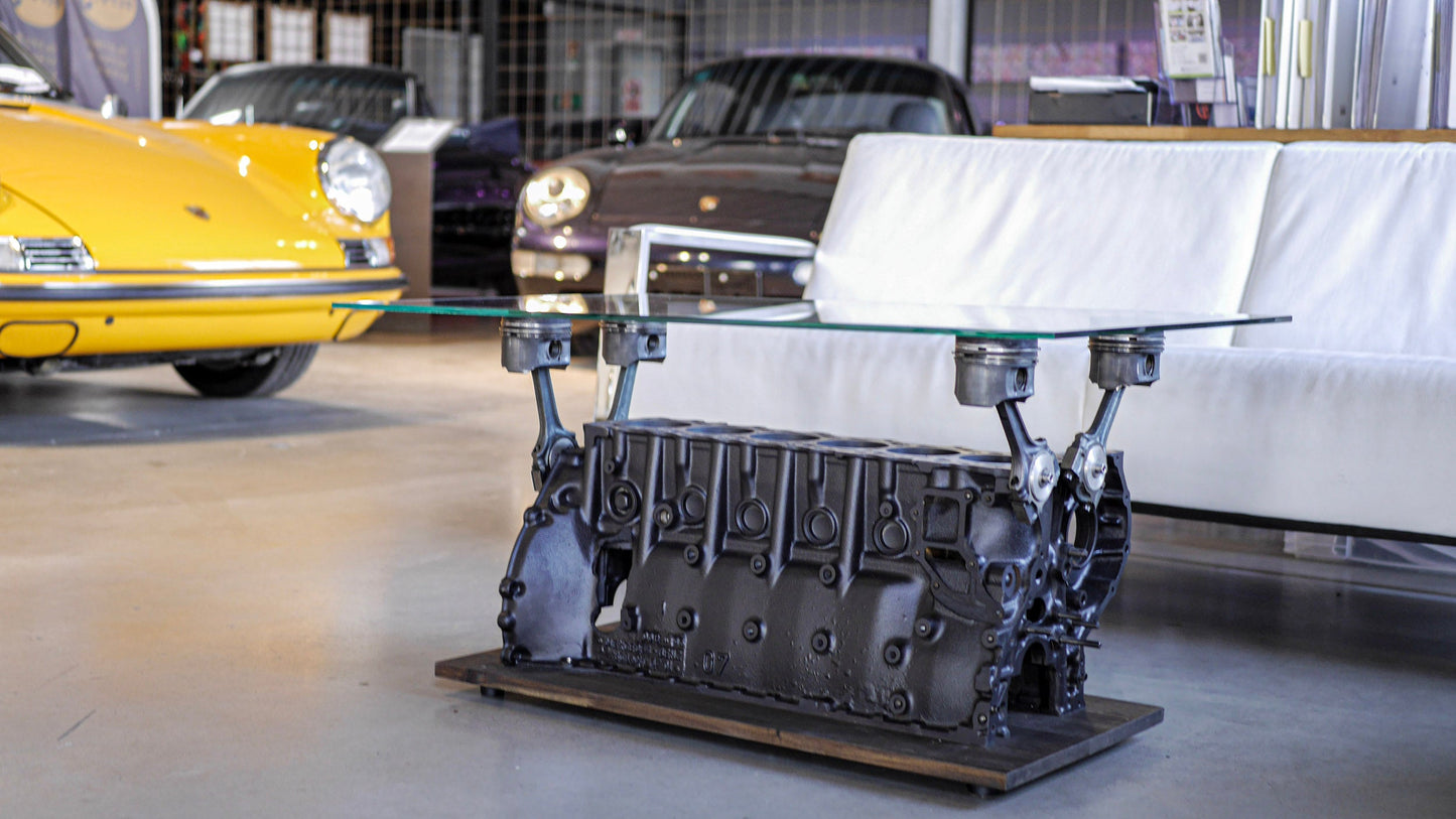 Eleganter Upcycling-Couchtisch aus einem originalen Mercedes-Benz Reihen-6-Zylinder-Motorblock mit Glasplatte.