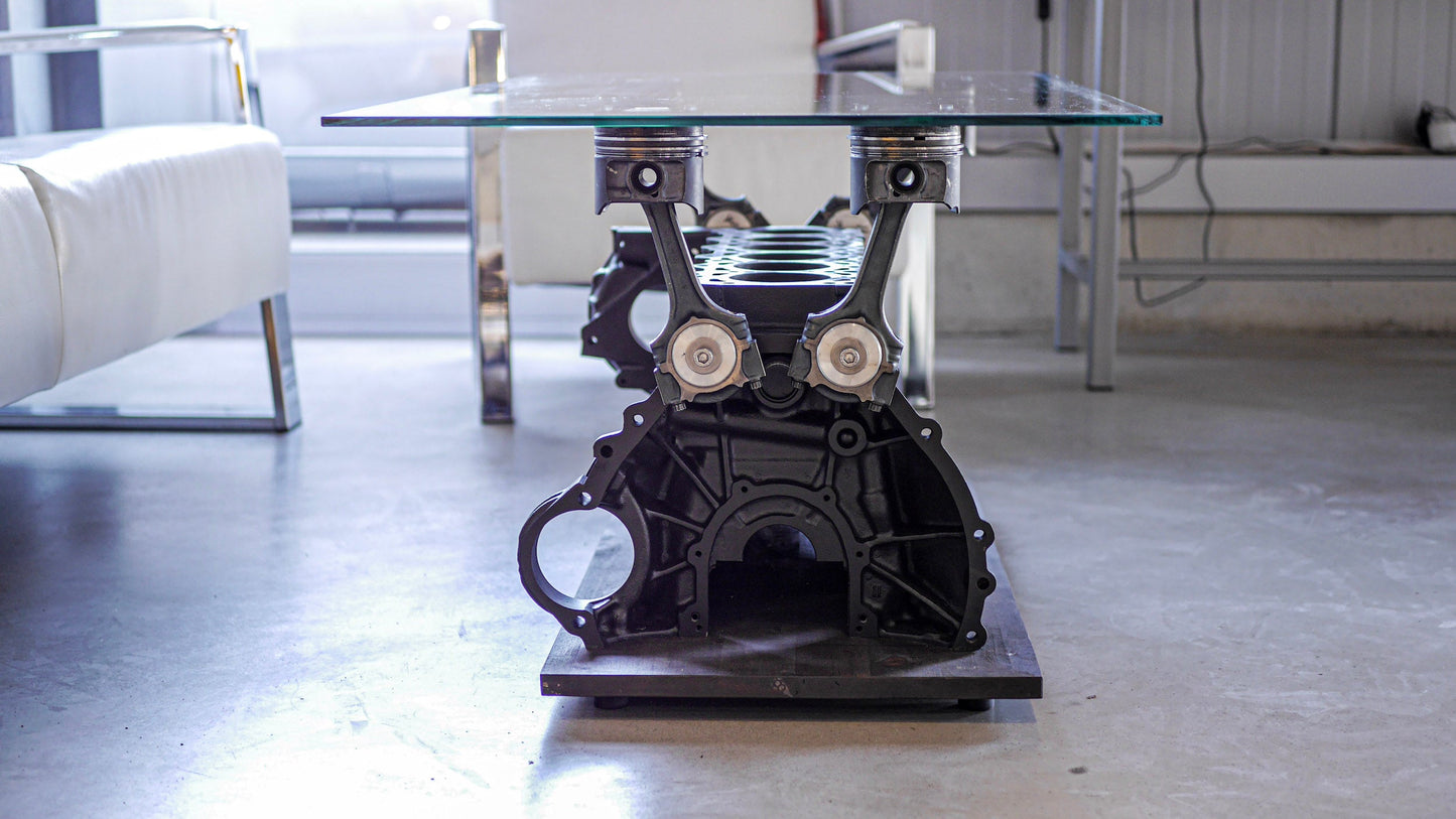 Motorblock-Tisch von Mercedes aus der Frontalansicht. Der Upcycling Tisch wird durch die Echtholz-Platte aus Echtholz verfeinert.