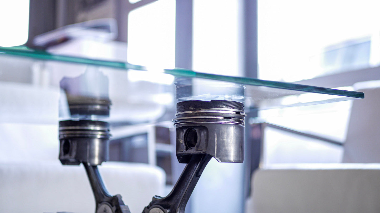Eleganter Upcycling-Couchtisch aus einem originalen Mercedes-Benz Reihen-6-Zylinder-Motorblock mit Glasplatte