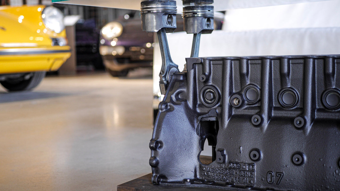 Exklusives Design-Highlight: Originale Kolben und Pleuel als stabile Tischbeine für den Mercedes-Benz Motortisch