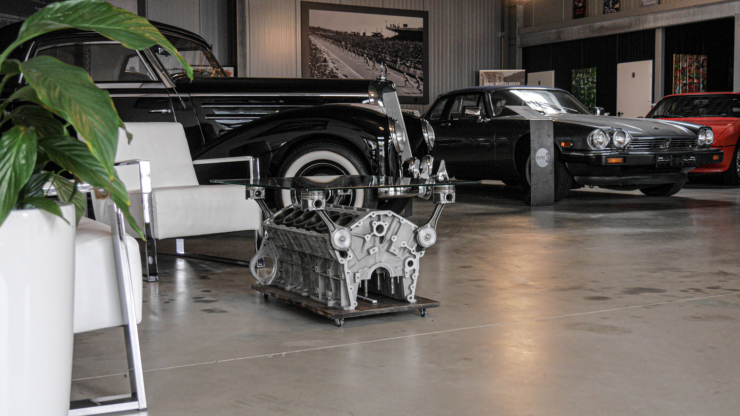 Weitansicht des Motorblocks von Jaguar in einer Lounge.