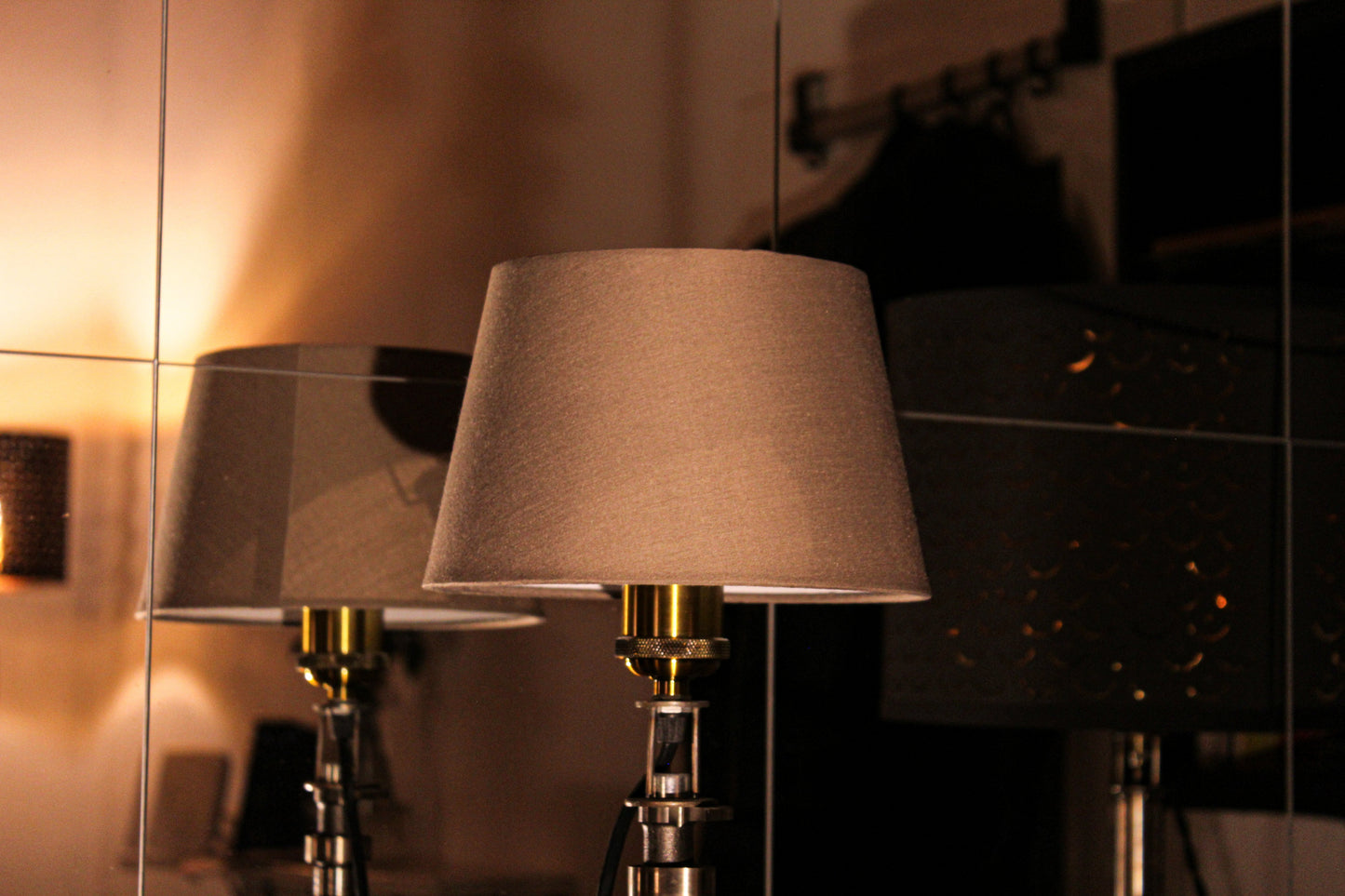 Handgefertigte Tischlampe aus einer echten Nockenwelle mit stilvollem Lampenschirm – perfekte Kombination aus Motorsport-Ästhetik und elegantem Industriedesign