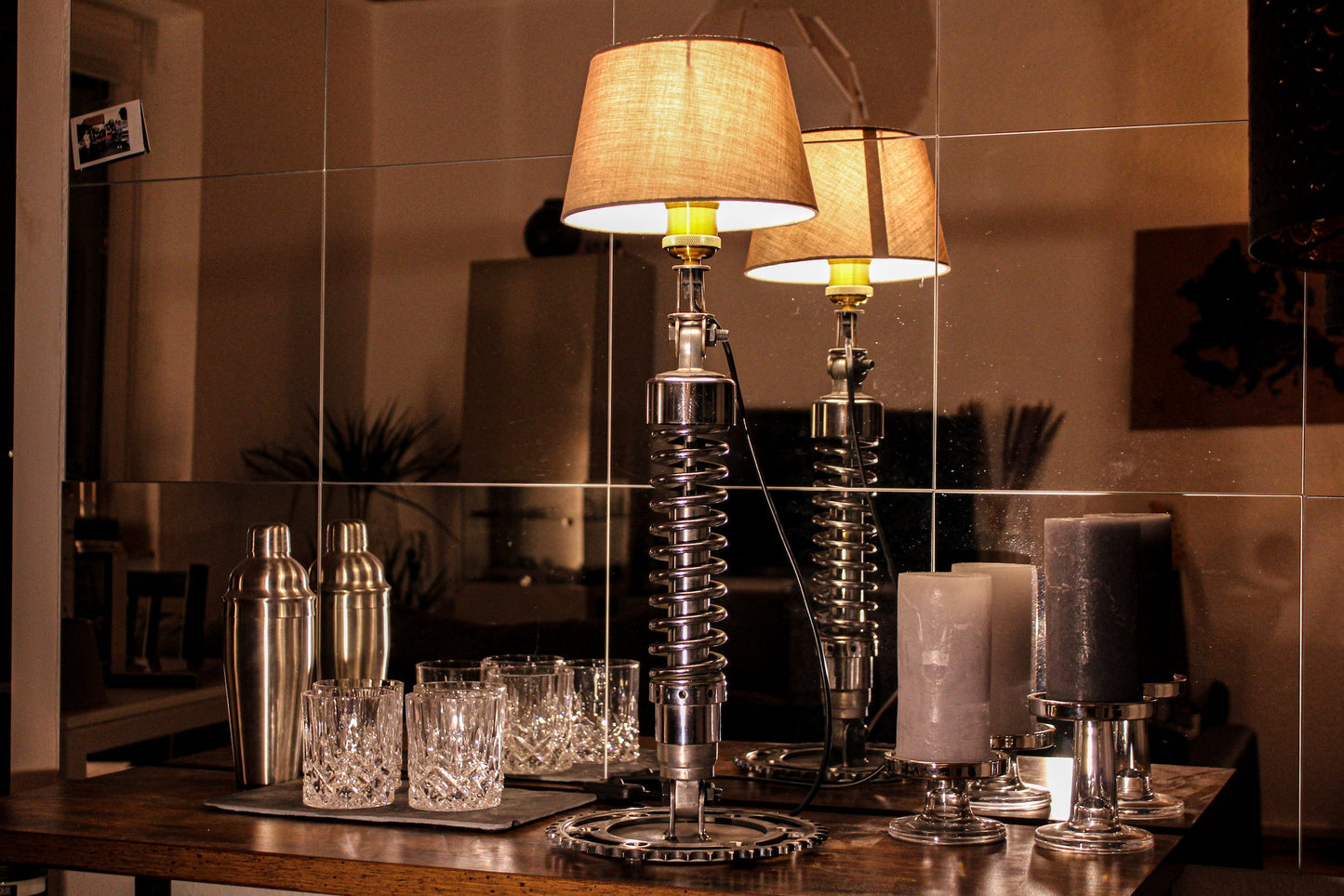 Exklusives Design-Highlight: Originale Kolben und Pleuel als stabile Tischbeine für den Mercedes-Benz Motortisch