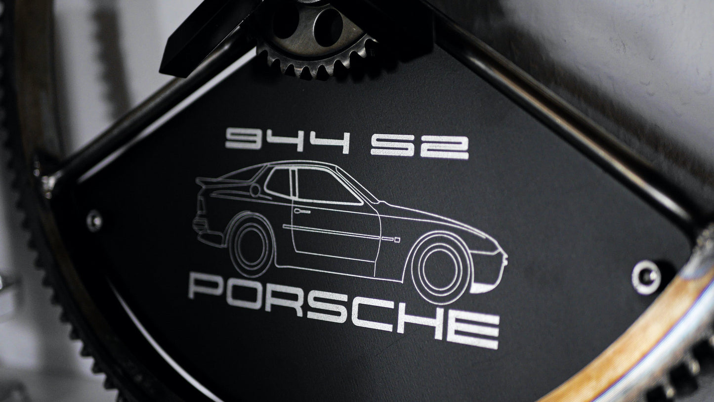Große Zahnkranzuhr im industriellen Stil – gefertigt aus echten Fahrzeugteilen. Die perfekte Geschenkidee für Auto-Enthusiasten mit persönlicher Gravur.
