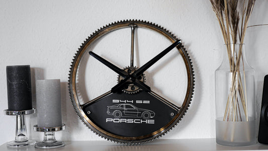 Einzigartige Zahnkranzuhr aus Upcycling-Motorteilen mit personalisierbarer Gravur. Perfekte Wanduhr im Industrial-Design für Auto- und Motorradliebhaber.
