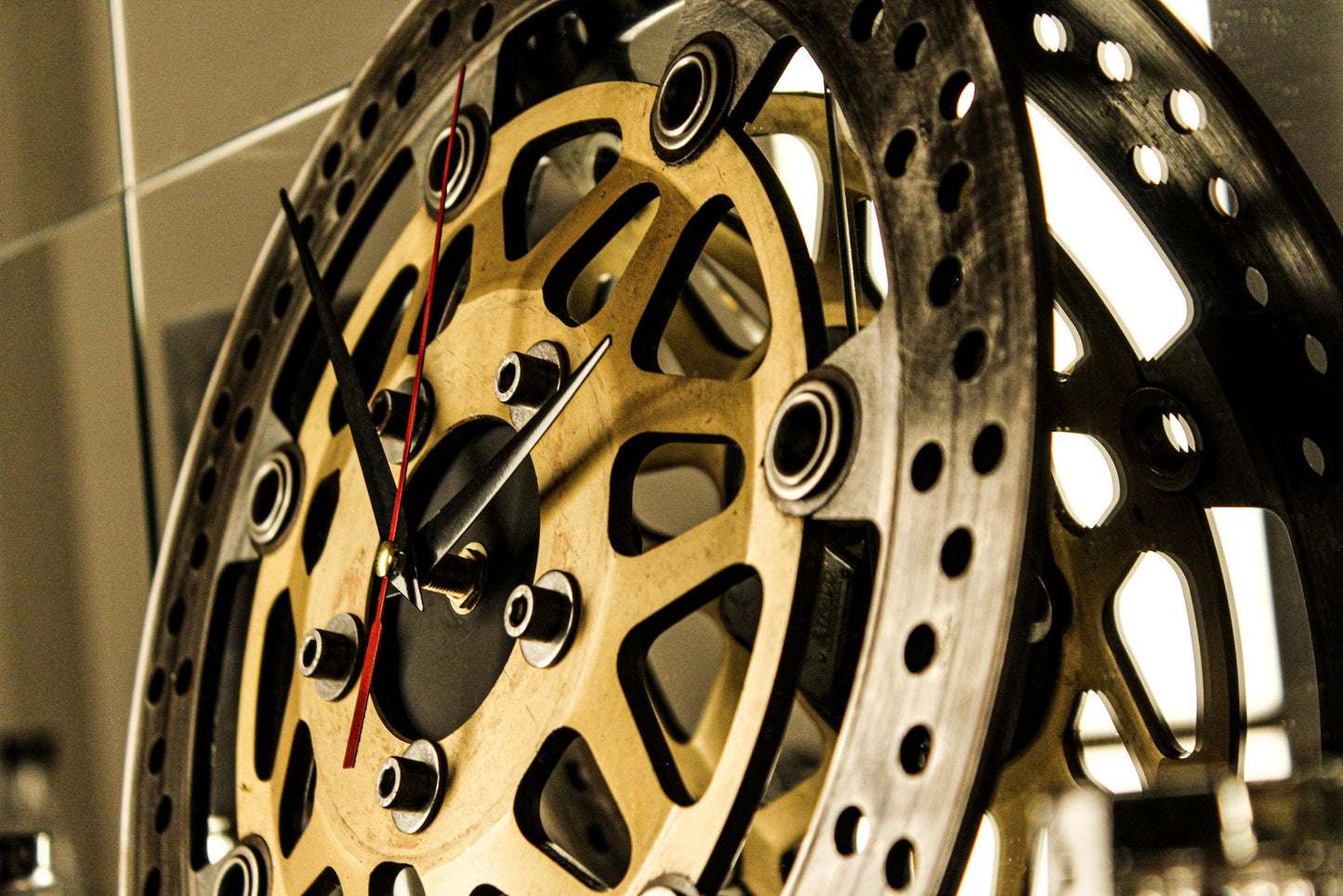 Detailaufnahme der handgefertigten Bremsscheiben Uhr aus recycelten Motorradteilen – Perfekt für Auto- und Motorradliebhaber"