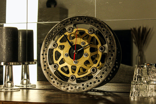 Upcycling Bremsscheiben Uhr aus Motorrad-Bremsscheibe mit goldenem Träger – Einzigartiges Wanddekor für Motorsport-Fans