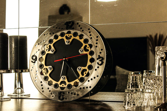 Exklusive Wand- oder Tischuhr aus recycelter Motorrad-Bremsscheibe – Upcycling-Design mit Motorsport-Charakter