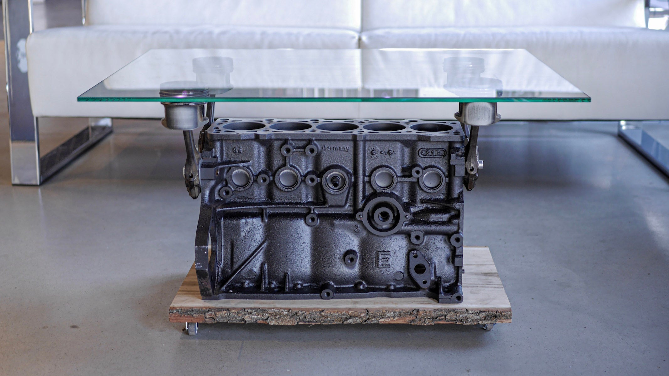 Motortisch - Reihe 5 Zylinder (VW, Guss) | Couch - Beistelltisch - Mortal Engines Interior Design
