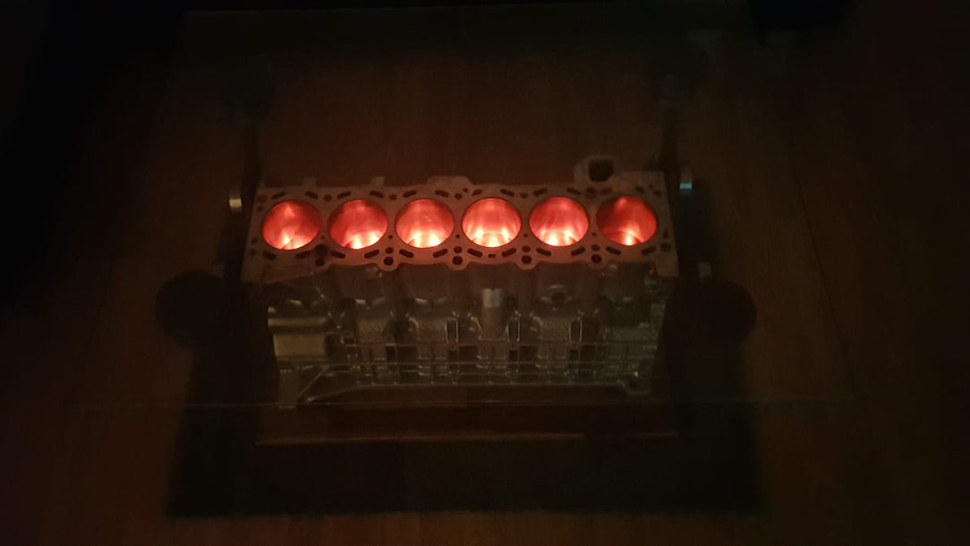 Exklusiver Motorblock Tisch mit LED-Beleuchtung – beleuchtete Zylinder für eine beeindruckende Optik in dunklen Wohnräumen.