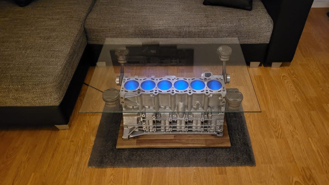 Motorblock Tisch mit integrierter LED-Beleuchtung – einzigartiges Upcycling-Möbel mit stilvollem Leuchteffekt für moderne Räume