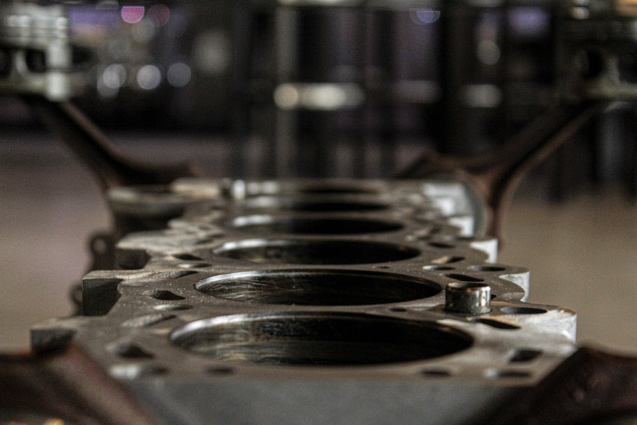 Nahaufnahme der BMW Motorblock Zylinder – handgefertigter Motorblock Tisch mit präzise bearbeiteten Zylinderöffnungen und Industrial-Charme